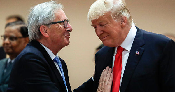 "Это был сюрприз": Юнкер прокомментировал поцелуй с Трампом.