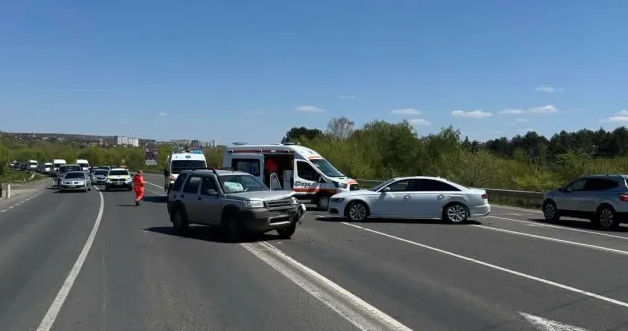 Accident la Dănceni: Două persoane au fost spitalizate.