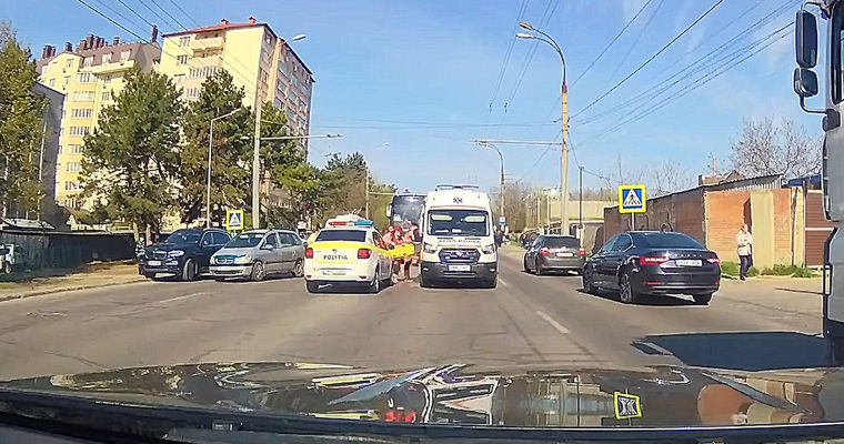 Un tânăr, lovit pe o trecere de pietoni în Capitală.