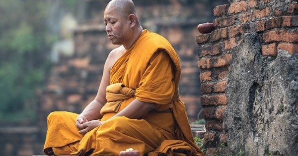 Монах, предположительно, несколько раз ударил ребенка палкой по спине, после чего ударил его головой о столб.