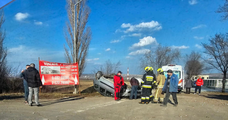В Кишиневе автомобиль врезался в дерево и перевернулся на крышу.