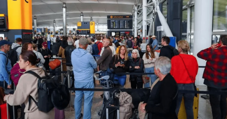 În aeroporturile din UE a început un haos din cauza noului sistem de verificare a pașapoartelor.