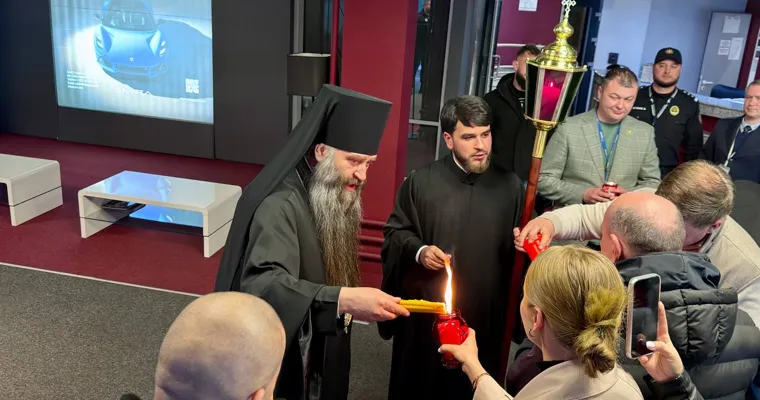 Focul Haric a ajuns la Chișinău și e împărțit enoriașilor la Catedrala Mitropolitană