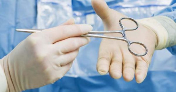 Povestea medicului care s-a operat singur și a supraviețuit. 