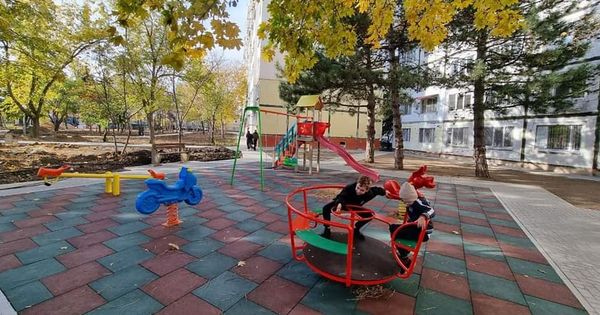 Работы по благоустройству зеленой зоны на улице Миорица близятся к завершению.