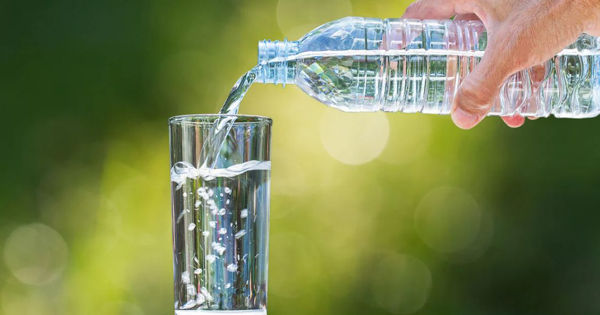 Указана польза минеральной воды в жару.