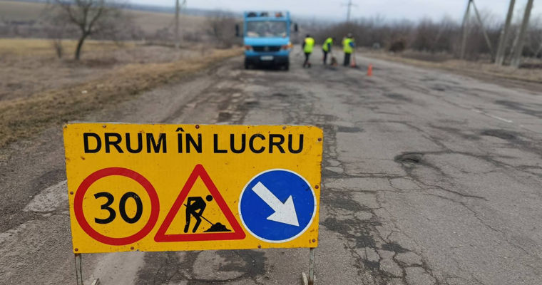 Administrația Națională a Drumurilor a început repararea gropilor folosind asfalt rece.