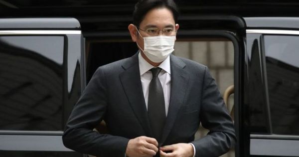 Вице-президента Samsung Ли Чжэ Ёна освободили из тюрьмы условно-досрочно.