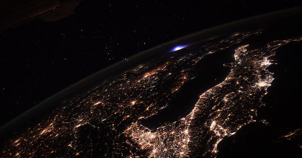 Астронавт опубликовал фото необычного сияния в атмосфере Земли.