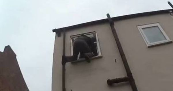 Пожарным понадобилось двадцать минут, чтобы извлечь мужчину из окна и сдать его стражам порядка. Фото: @GMPRadcliffe