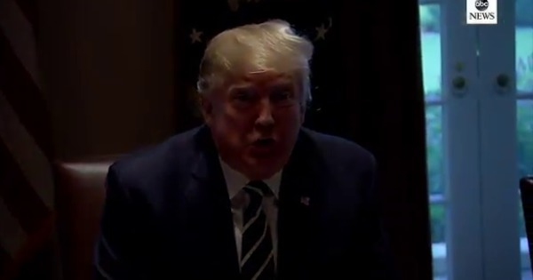 Во время выступления Трампа в Белом доме на несколько секунд отключилось электричество.