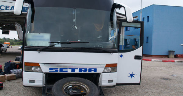 Совместная контрольная группа на КПП "Оанча" обнаружила в автобусе марки Setra 2 780 сигарет (139 пачек сигарет), произведенных в РМ. Фото: ITPF Iasi.