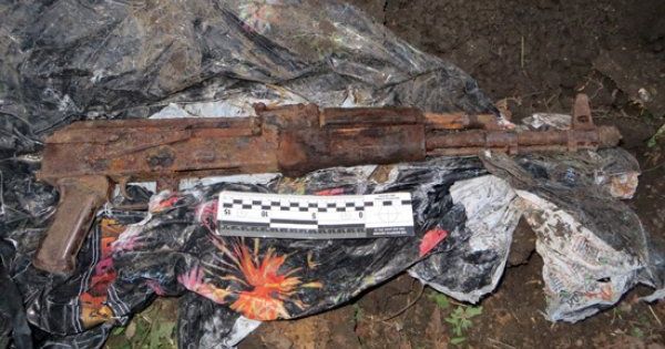 нашли автомат. автомат из реки. автомат миротворец в реальной жизни. изъяли два автомата. нашли автомат.