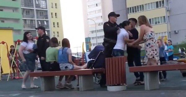 В драку россиянок на детской площадке вмешались автоматчики.