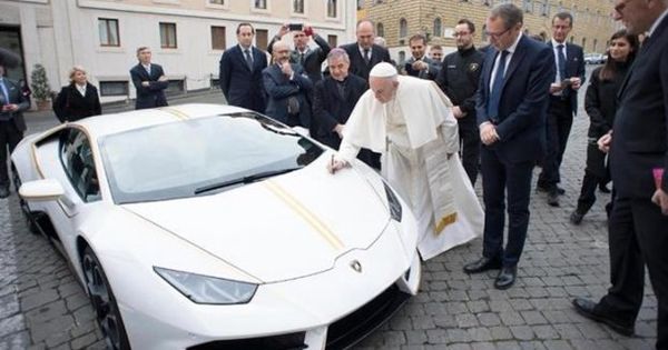 Lamborghini папы римского продали на аукционе за рекордную сумму.