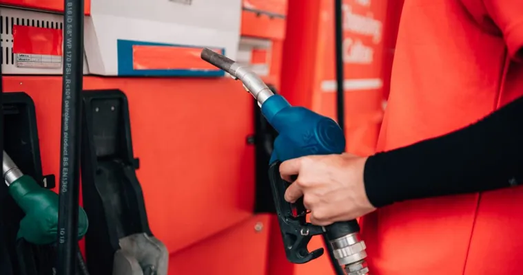 Benzina și motorina se scumpesc în continuare: Noile prețuri plafon