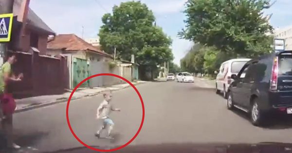 В Кишиневе водитель едва не сбил внезапно выбежавшего на дорогу ребенка.