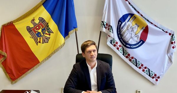 На Кишиневском стекольном заводе новый директор.