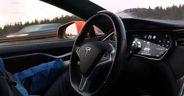 Tesla удаленно отключила автопилот в Model S после перепродажи автомобиля.