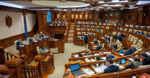В парламенте Молдовы нарушили приоритет предложений, поступивших от оппозиции. Фото Point.md.