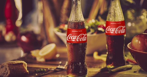Coca Cola, învinuită de difuzarea publicității sexiste pe facebook