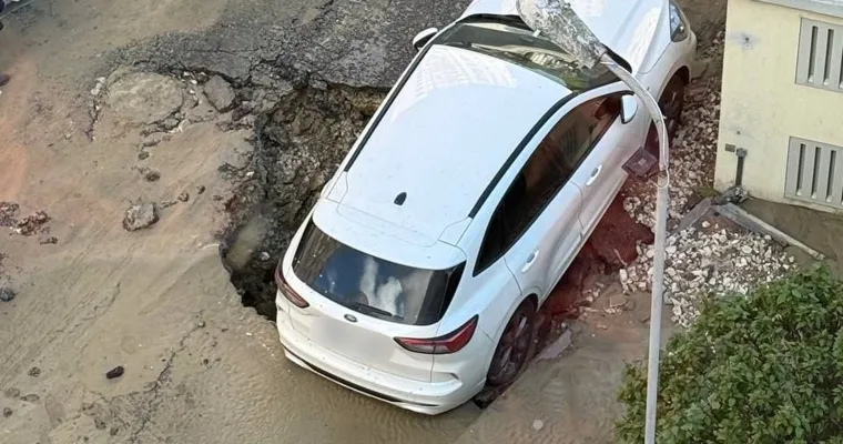 Asfalt surpat pe bulevardul Decebal: Un automobil a rămas blocat într-o groapă