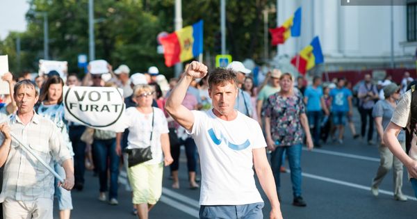 Вчера, 20 июня, несколько тысяч человек вышли на акцию протеста под девизом "Хватим! Нам надоело!".