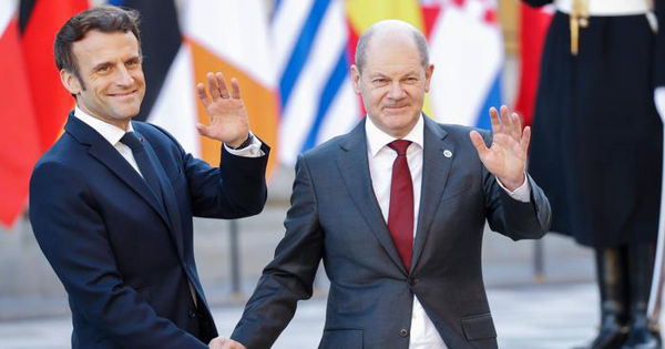 Президент Франции Эмманюэль Макрон и канцлер ФРГ Олаф Шольц.
