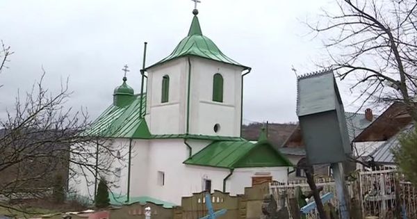 Preotul din Dereneu a ţinut Sfânta Liturghie cu uşile închise