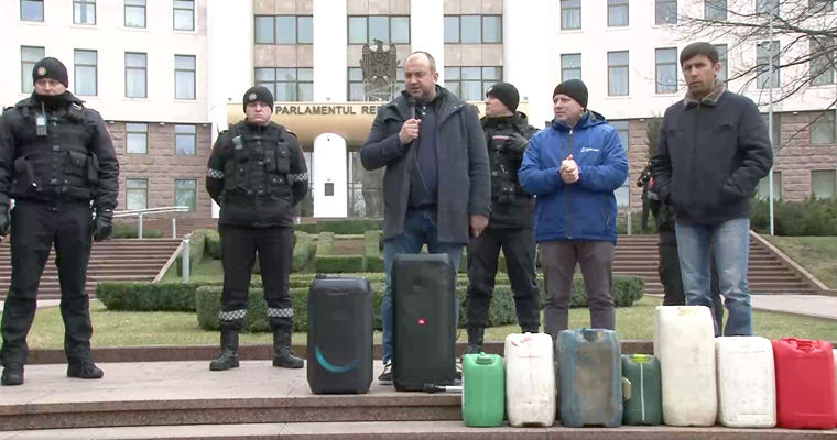Фермеры пришли к парламенту с канистрами.