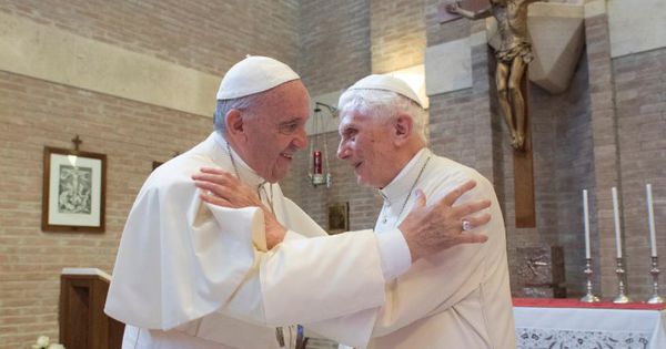 Papa Francisc l-a felicitat de Paști pe Benedict al XVI-lea