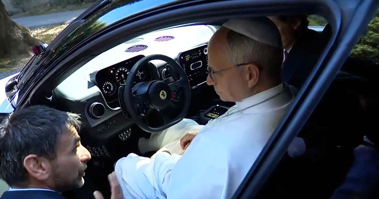 Папа римский одним из первых сел за руль электрокара Ferrari.