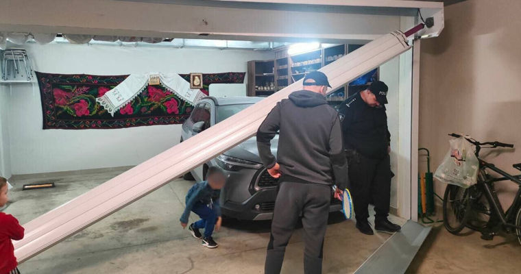 Молодой человек угнал авто с закрытой парковки в столице.