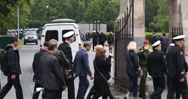 Погибших в Баренцевом море подводников похоронили в Петербурге.