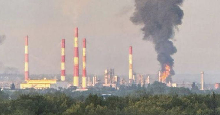 В Самаре после атаки дронов горит Куйбышевский НПЗ.