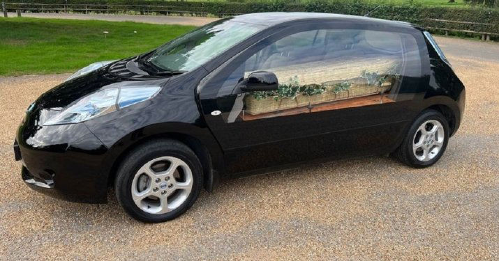 В Британии Nissan Leaf превратили в катафалк для экологически чистых похорон.
