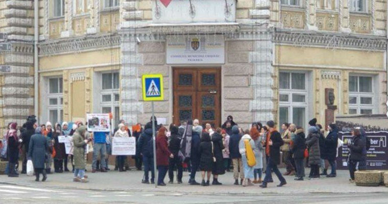 Родители протестуют у примэрии: требуют бесплатных групп продленного дня.