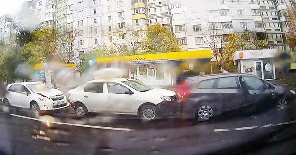 Момент цепного ДТП в Кишиневе попал на видео.