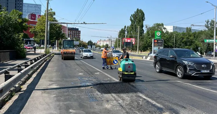 Circa 5.000 de metri pătrați de drumuri, reabilitați într-o săptămână la Chișinău