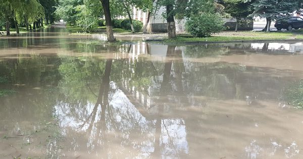 В Бельцах во время ливня каждый раз затапливает бульвар Эминеску.