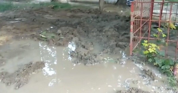 Житель улицы, где течет вода и полно грязи, обратился к “Apă-Canal”.