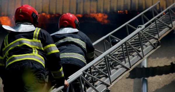 Жильцов дома на Чеканах пришлось эвакуировать из-за пожара.