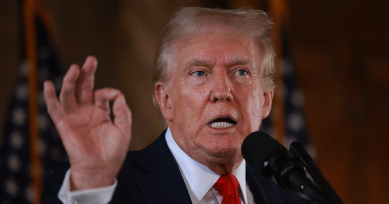 Trump i-a numit proști pe cei care consideră că creșterea prețului petrolului este prea mare.