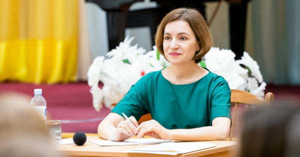 Санду предложила детям написать и нарисовать работы по случаю Дня Независимости.