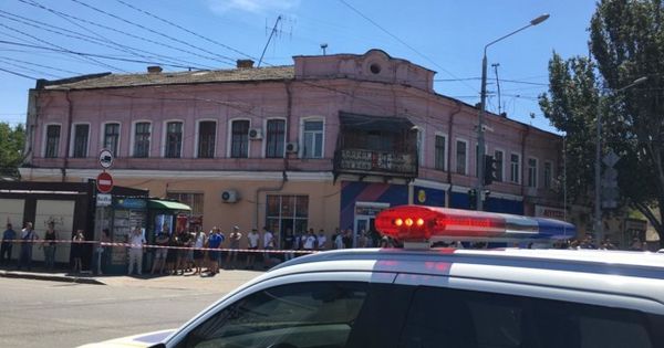 В Одессе грабитель захватил заложницу.