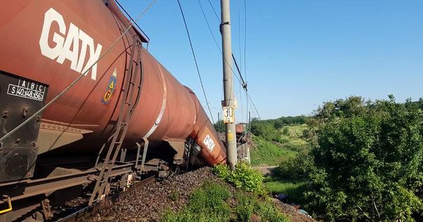 Поезд с биотопливом сошел с рельсов на мосту в Румынии.