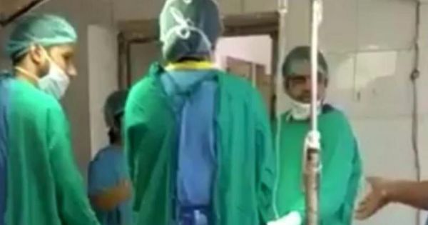 Doi medici au fost suspendați după apariția unui videoclip în care apar certându-se în sala de operații.