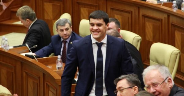 Unde se grăbește Constantin Țuțu în timp ce are loc ședința Parlamentului. Foto: ziarulnational.md