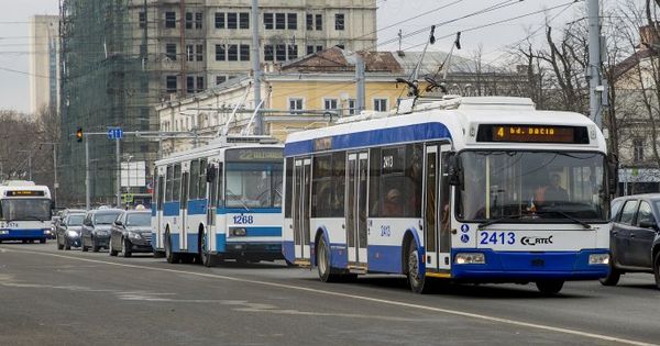 Două troleibuze au paralizat circulaţia după ce unul s-a stricat