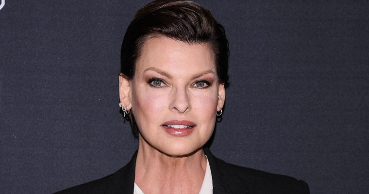 Linda Evangelista: Nouă ani am evitat oglinzile. Nu puteam să mă uit la mine.